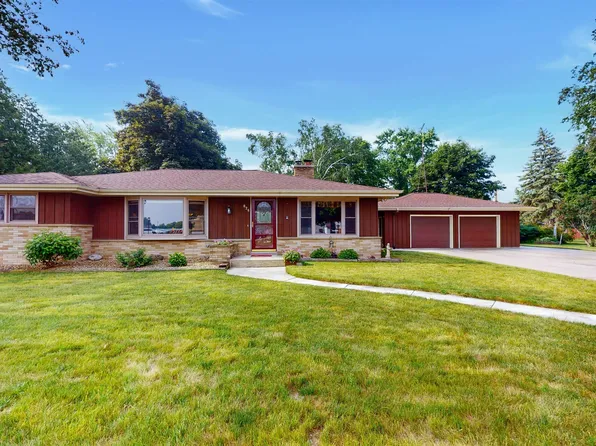 825 Park Ave, Oostburg, WI 53070