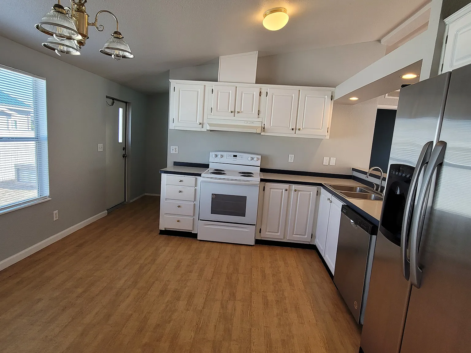 3 bed, 1188 sqft, $1,995 — Photo 4