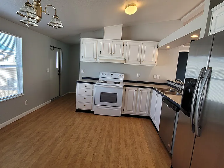1047 W Vine St — Photo 4