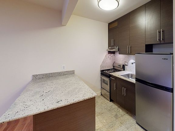 3rd image of 50 Prince St APT 2B