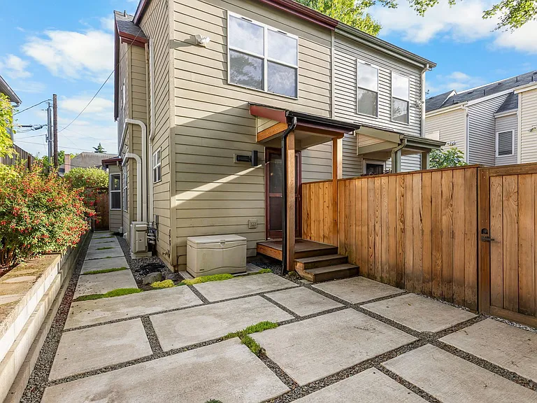 7 NE Morris St — Photo 21