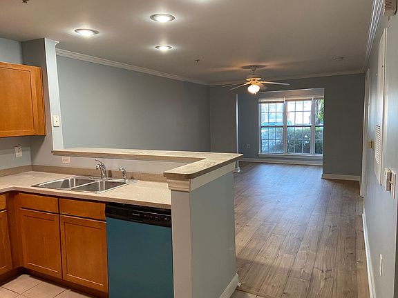 3rd image of 2801 Bloomfield Ln