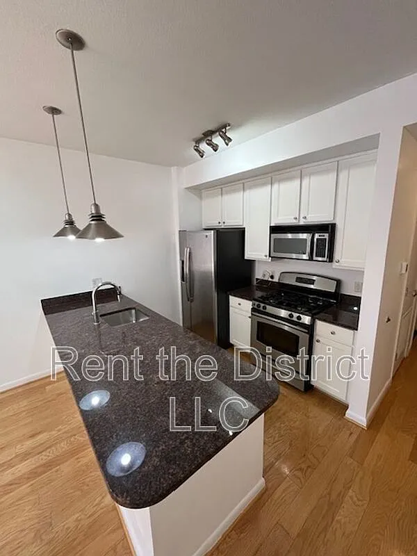 2 bed, 2.0 bath, 954 sqft, $3,300 — Photo 2