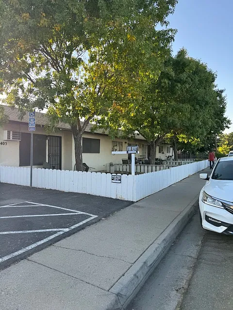 1405 Eucalyptus Avenue — Photo 2