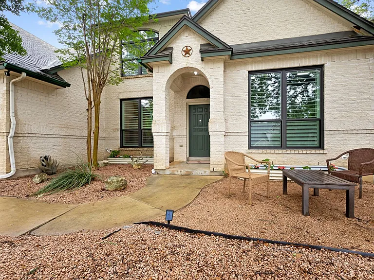 1318 Barton Crk — Photo 3