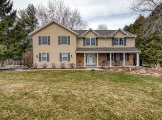 N61W37650 Parkview Dr, Oconomowoc, WI 53066