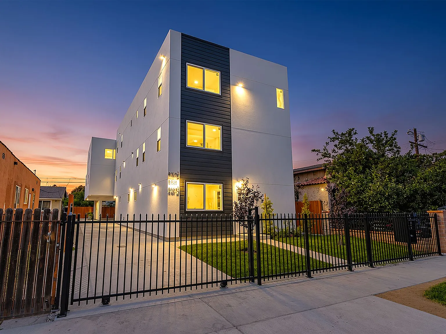 Huge 2, 3 & 4 Bed 2026 Townhomes — Photo 2