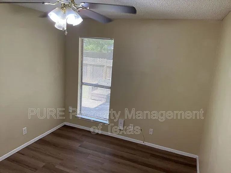 604 Country Aire Dr #B — Photo 21