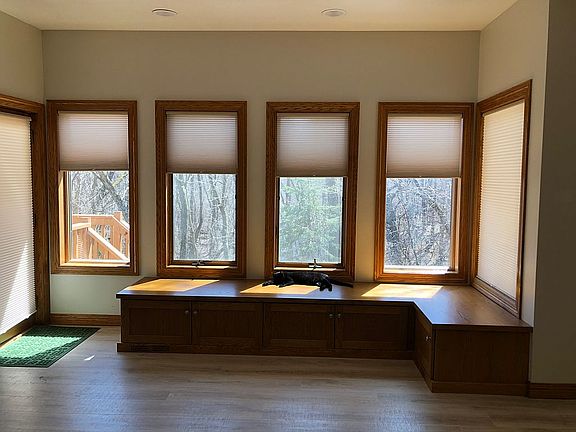 Built-in bench w/storage
