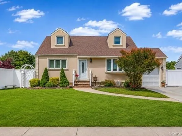 195 N Wisconsin Avenue, North Massapequa, NY 11758