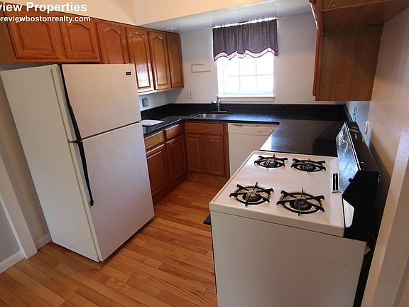 2nd image of 178 Lake Shore Rd APT 4
