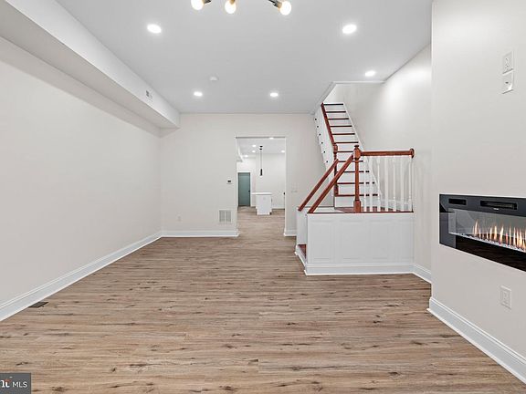 4th image of 1043 E Chelten Ave