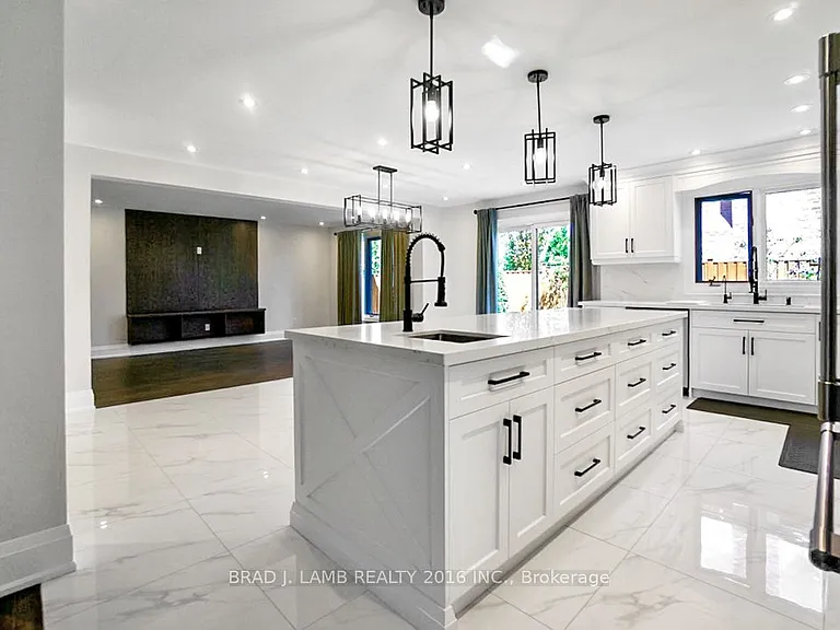 62 Royal Garden Blvd — Photo 1