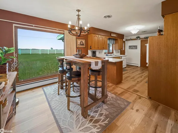 1306 Sunset Dr, Hampton, IA 50441