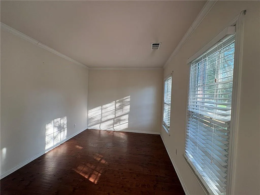 4 bed, 2.5 bath, 2344 sqft, $2,500 — Photo 3