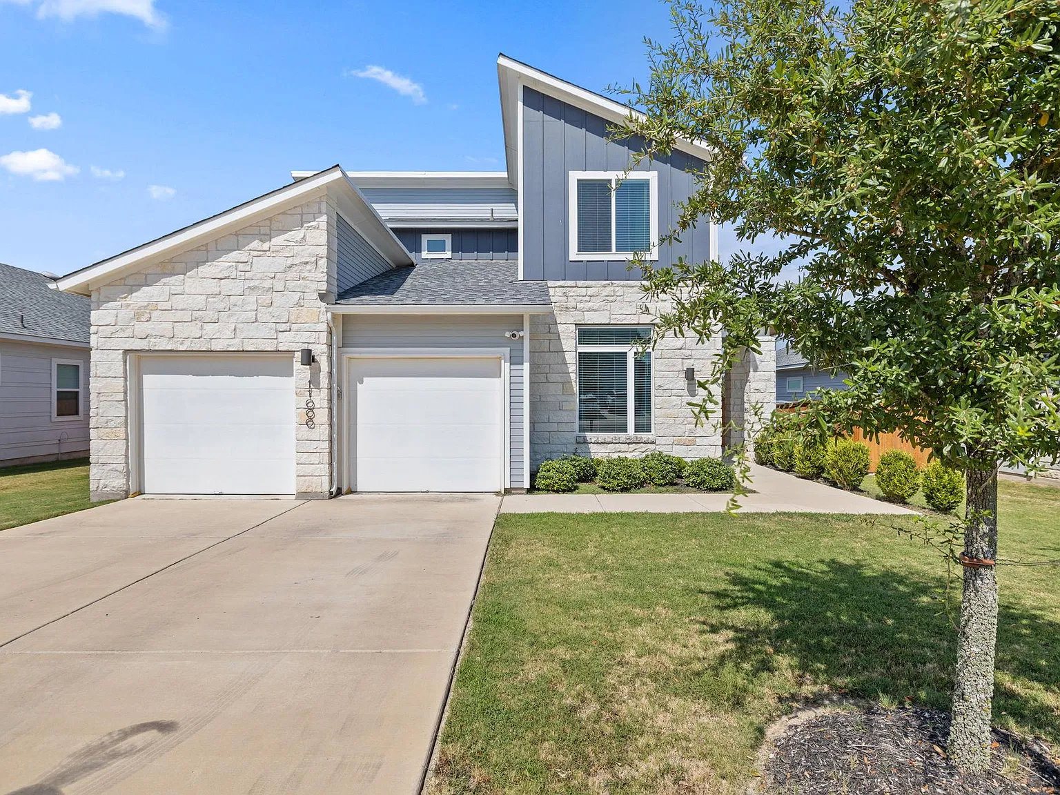4 bed, 3.0 bath, 2879 sqft, $2,700 — Photo 1