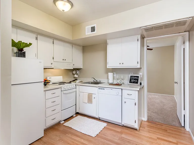 Escondido Apartments — Photo 36