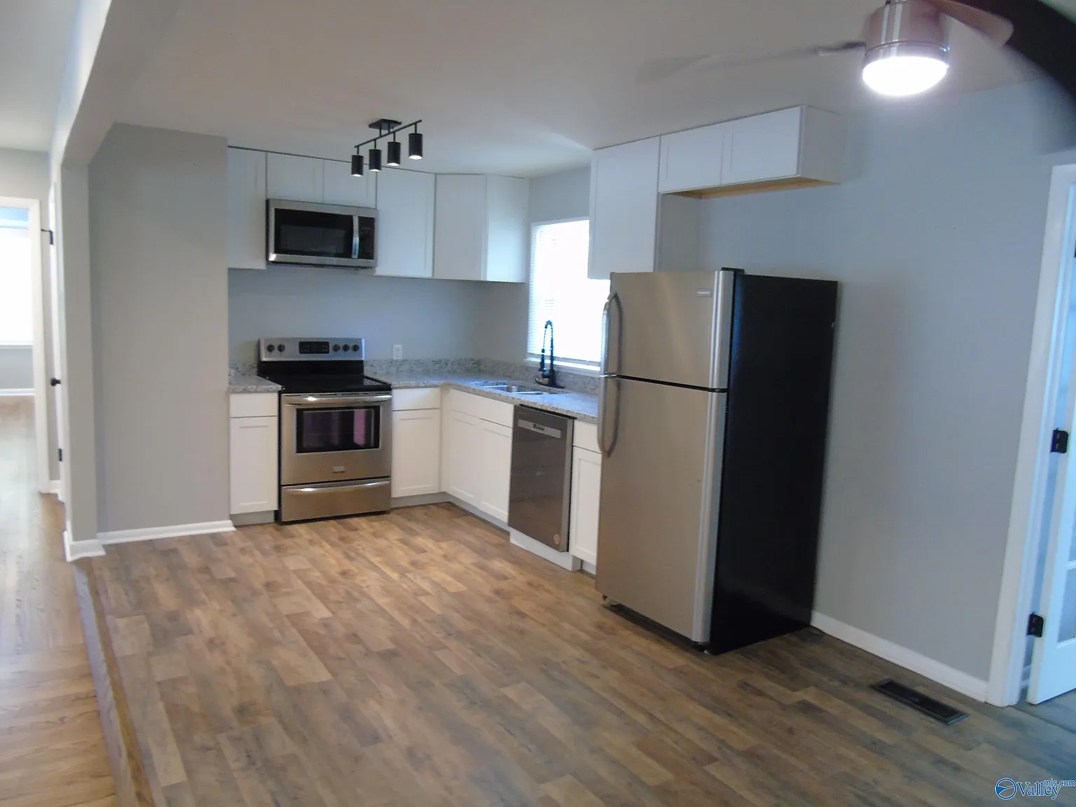 3 bed, 2.5 bath, 1707 sqft, $1,850 — Photo 3