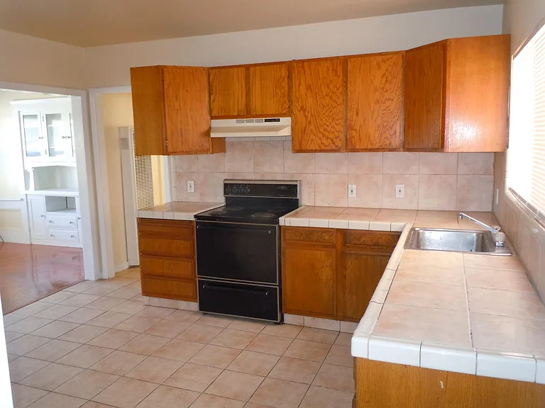 1094 Aileen St — Photo 6