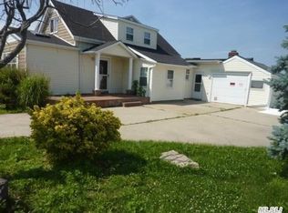 3595 Somerset Dr, Seaford, NY