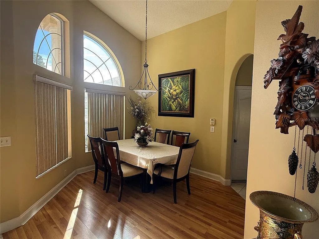 3 bed, 2.0 bath, 2276 sqft, $3,000 — Photo 3