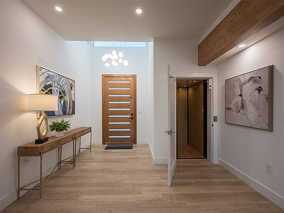 4th image of 4938 Commonwealth Dr