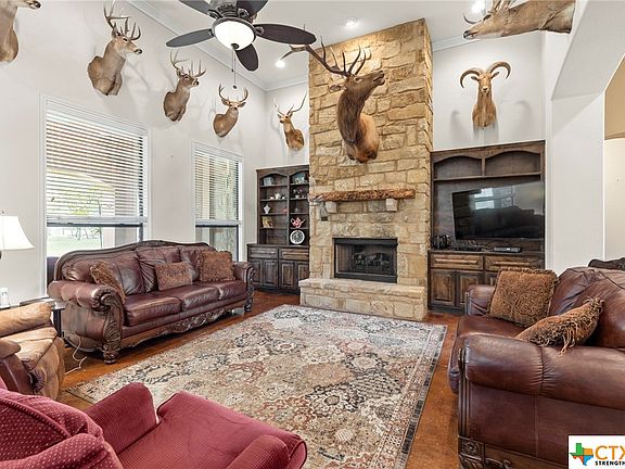 3rd image of 130 Circle Oaks Dr