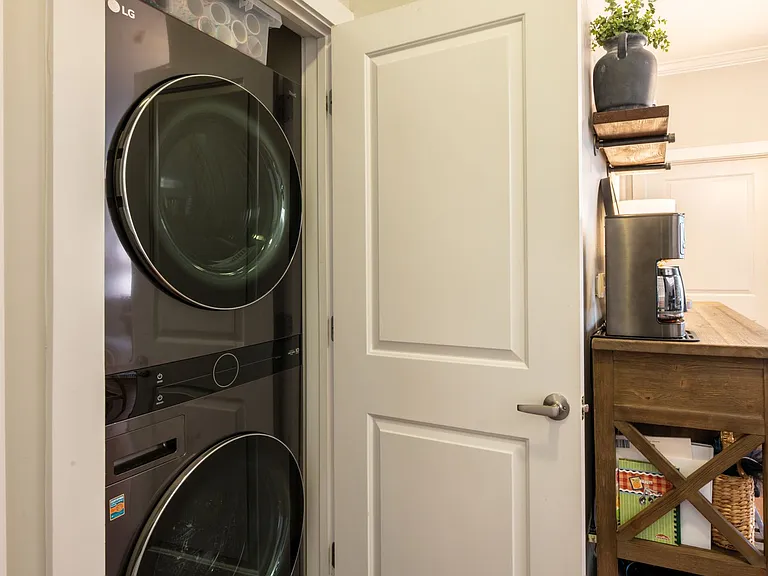 445 W Blount Ave #225 — Photo 8