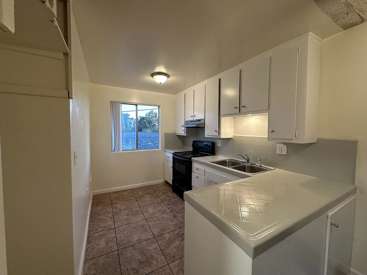 2 bed, 700 sqft, $1,600 — Photo 2