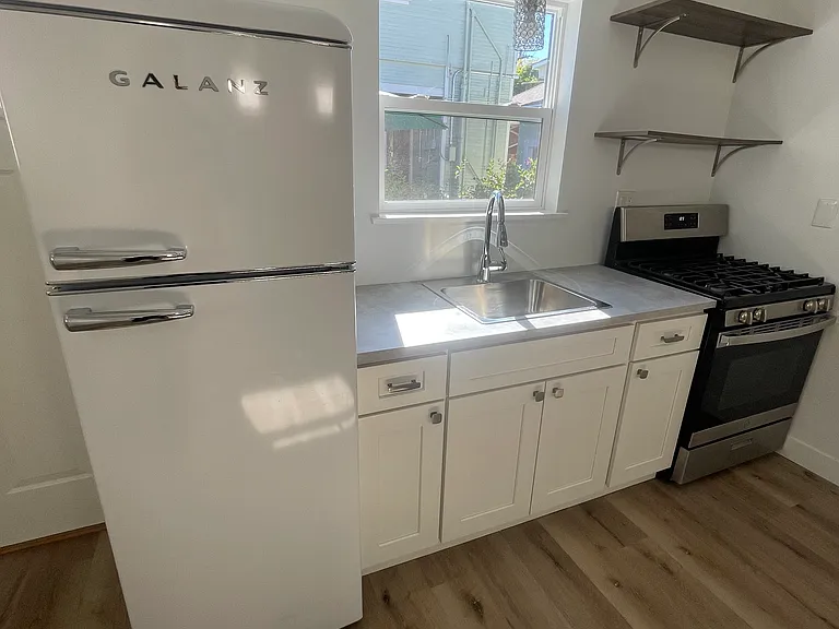 1066 Robinson Ave #2R — Photo 12