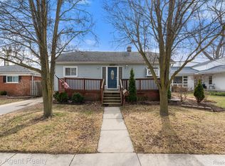 22228 Bon Heur St, Saint Clair Shores, MI 48081