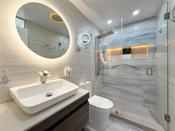 8425 NW 8th St APT 403, Miami, FL 33126