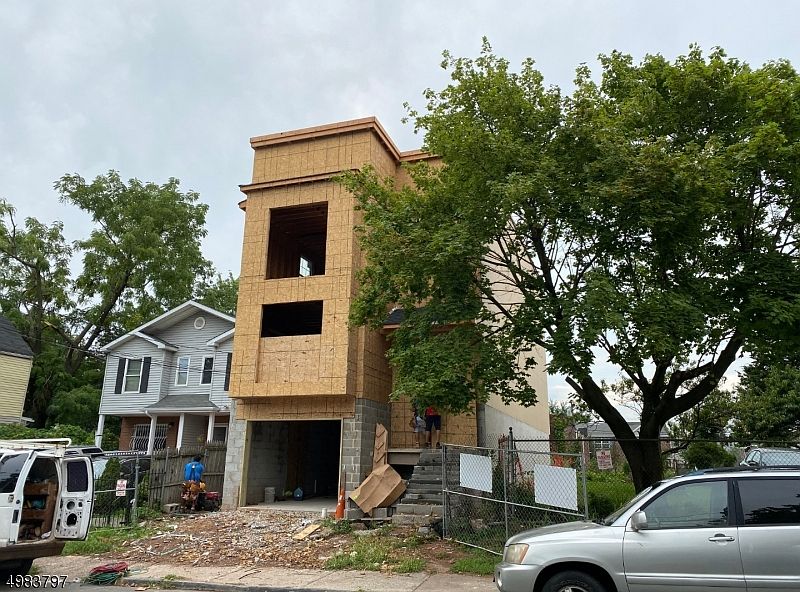 2nd image of 433 S 9th St