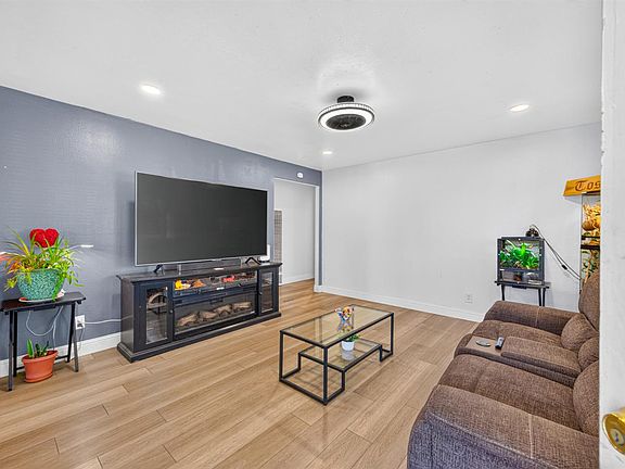 3rd image of 212 Fitzpatrick Rd