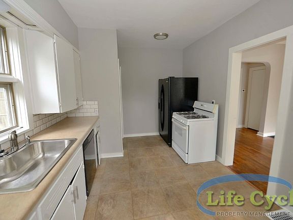 5th image of 481 Diamond Ave NE