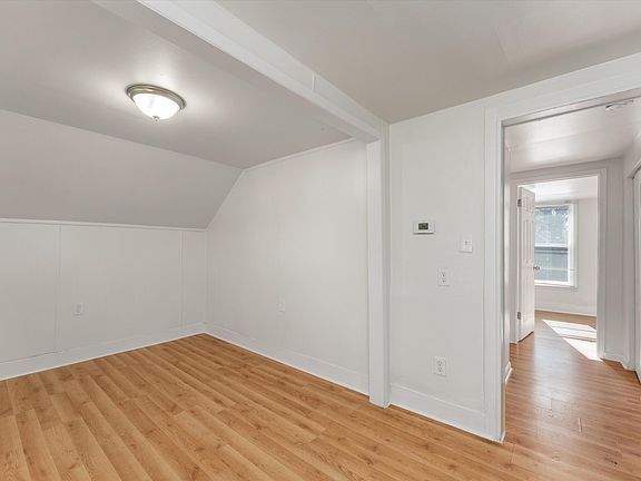 4th image of 16 Leslie St