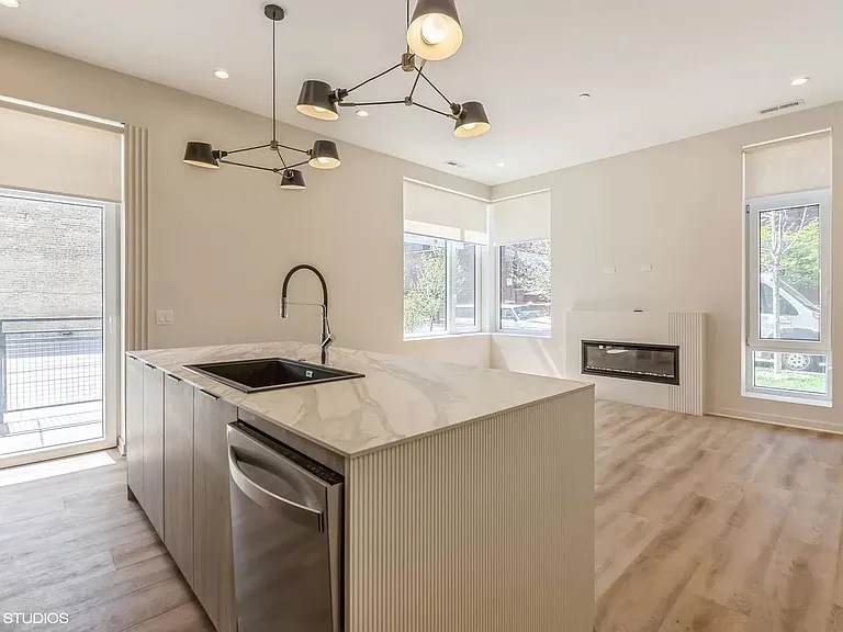 3154 N Tripp Ave #305A — Photo 16