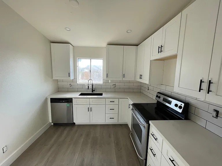 465 W Ivyglen St #231 — Photo 3