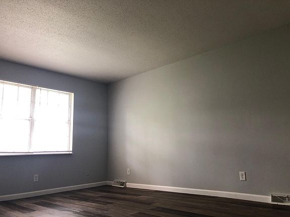 3rd image of 10104 W 95th St
