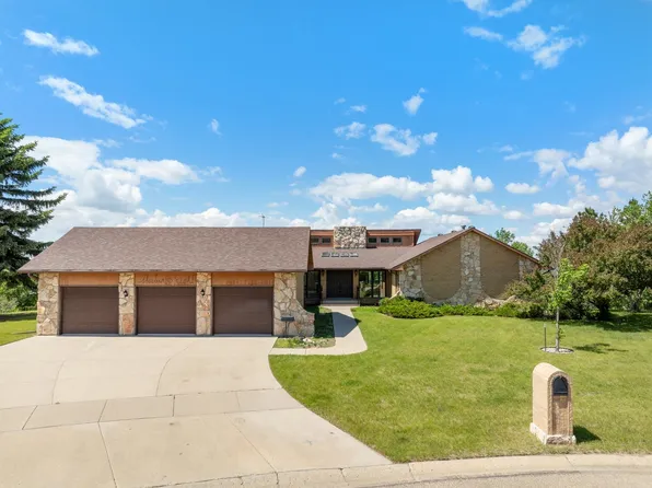 1308 10th St SW, Minot, ND 58701