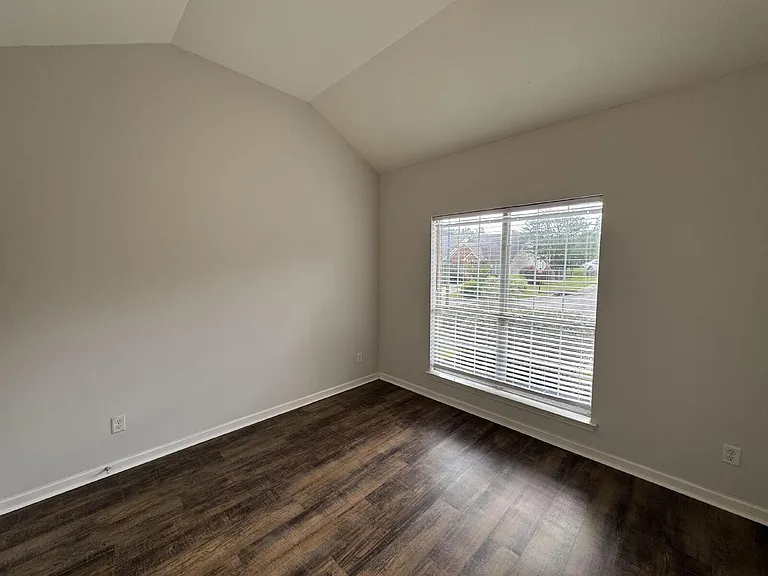 5901 Southwood Pkwy — Photo 5
