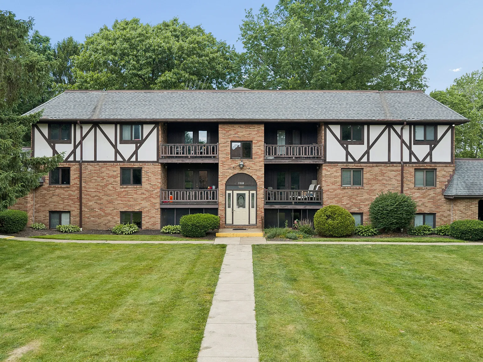 Carriage Hill Apartments — Photo 3