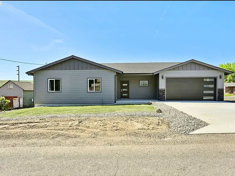 345 NW 4th St — Photo 1
