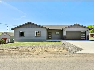 345 NW 4th St, Dufur, OR 97021