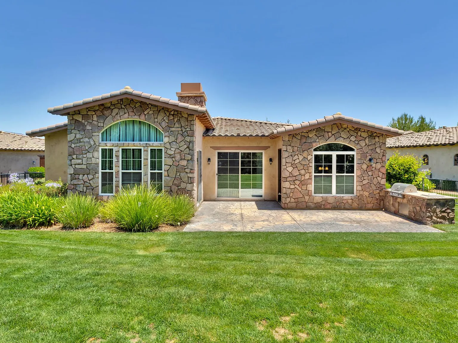 2 bed, 2.5 bath, 2596 sqft, $4,000 — Photo 3