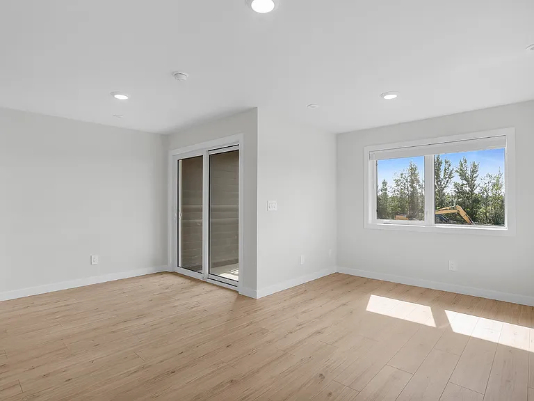 111 Adolph Cres — Photo 46