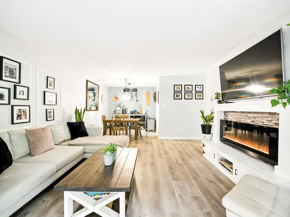 1955 Woodway Pl #212, Burnaby, BC V5B 4S5