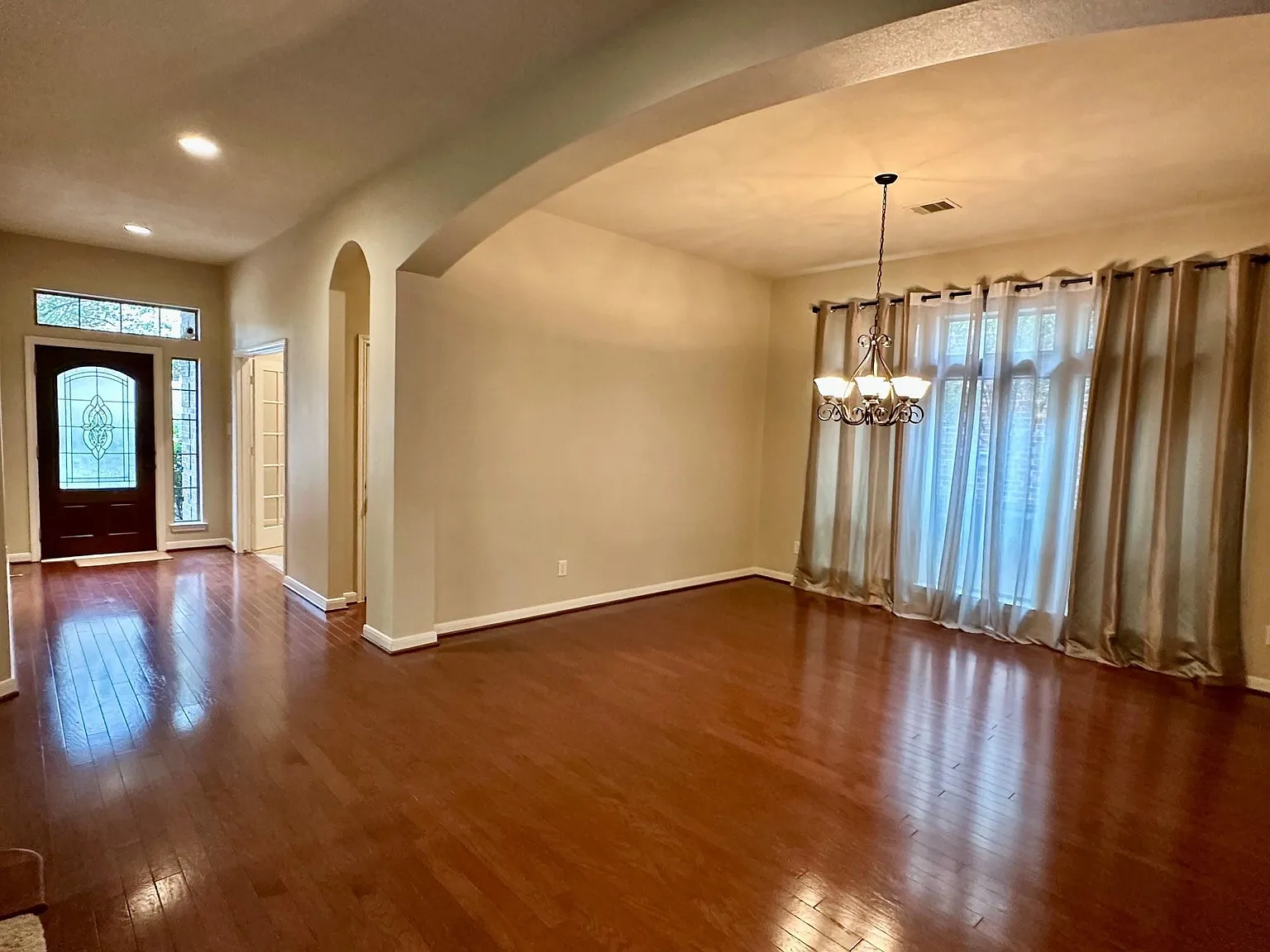 4 bed, 3.5 bath, 4050 sqft, $4,250 — Photo 3
