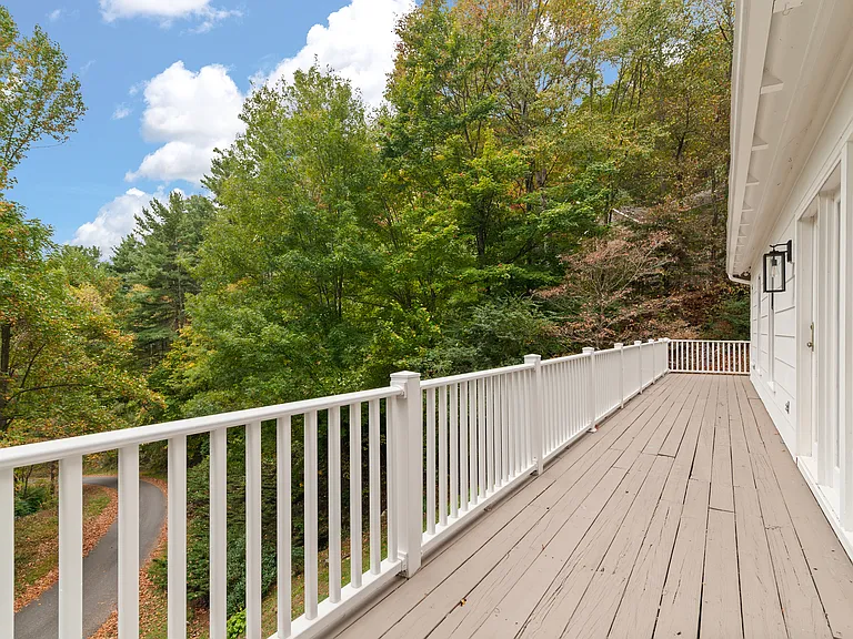 135 Layfield Dr — Photo 10