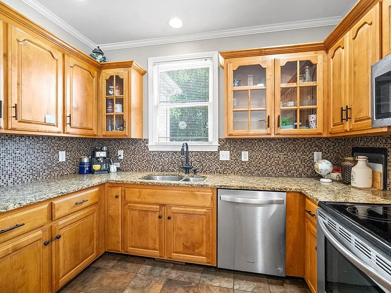 2200 Fairfax Dr — Photo 10